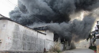 一塑料場(chǎng)失火