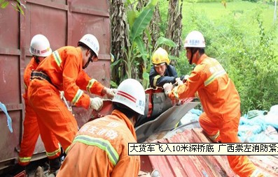 救援消防車救援現(xiàn)場(chǎng)